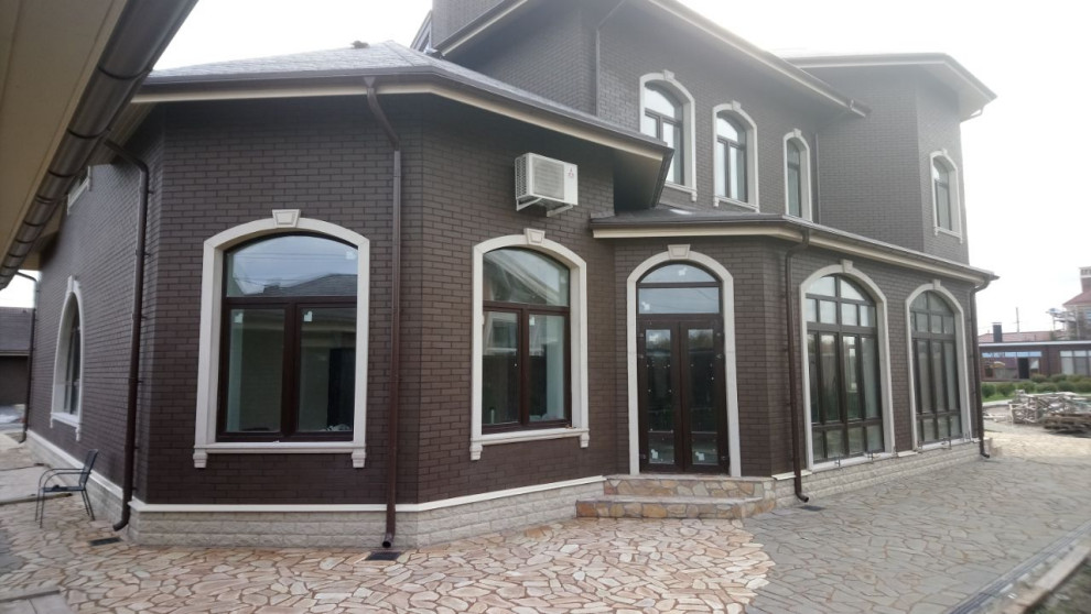 Облицовка окон и замковые камни из мрамора.