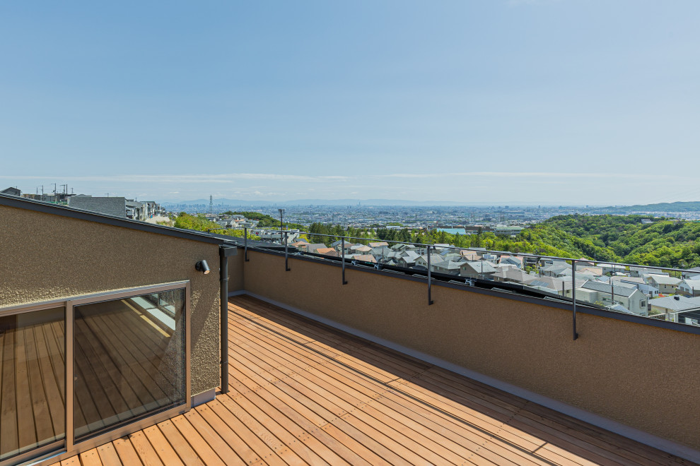 Diseño de terraza moderna grande en azotea con barandilla de metal