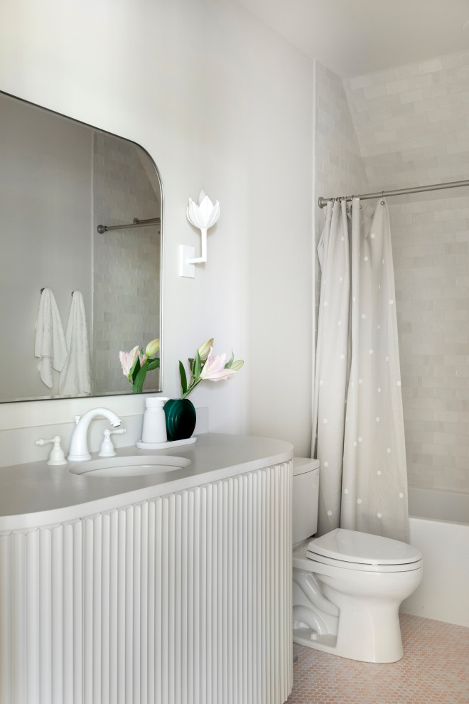 Inredning av ett klassiskt mellanstort vit vitt badrum för barn, med vita skåp, en dusch/badkar-kombination, grå kakel, vita väggar, klinkergolv i keramik, ett undermonterad handfat, rosa golv och dusch med duschdraperi