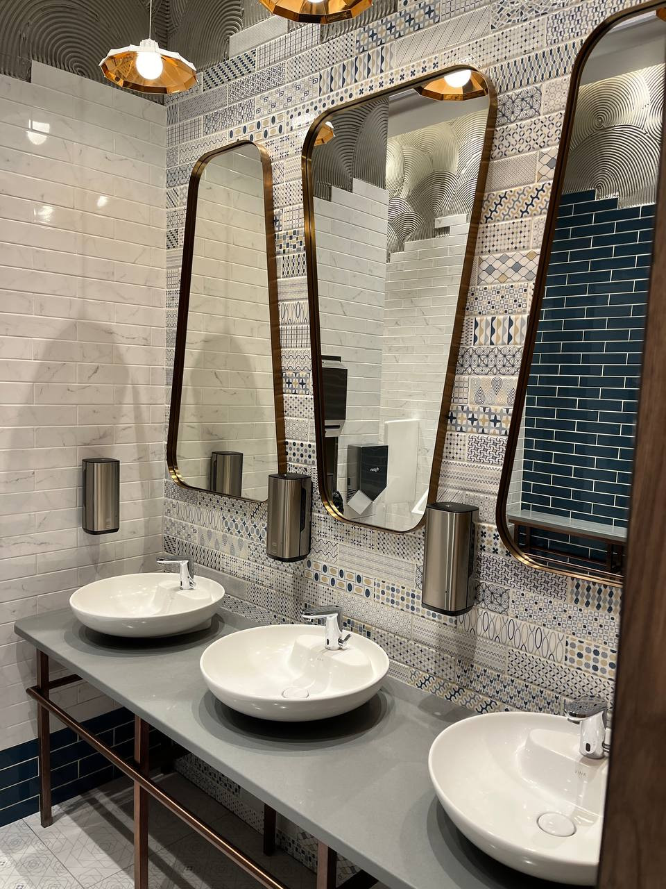 Зеркала с подсветкой в латунном багете