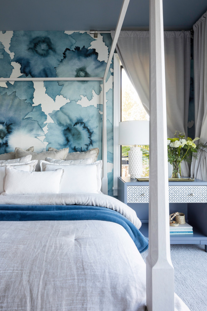 Пример оригинального дизайна: спальня в морском стиле с обоями на стенах, синими стенами и ковровым покрытием