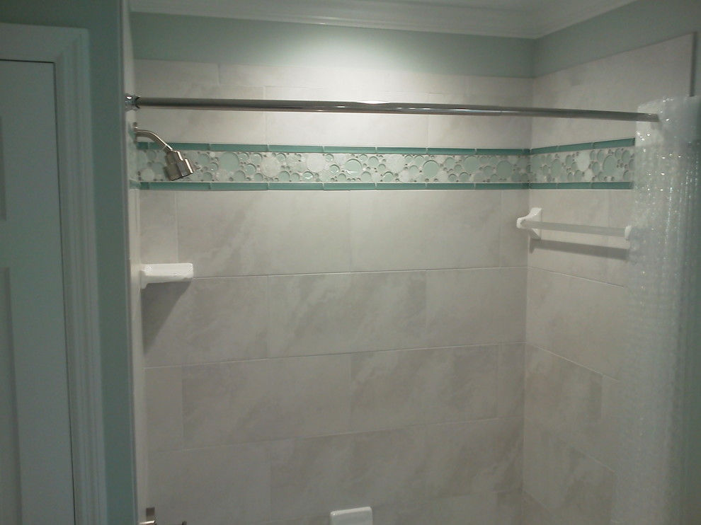 Inspiration for a mid-sized traditional master bathroom in Tampa with a shower/bathtub combo and white walls.