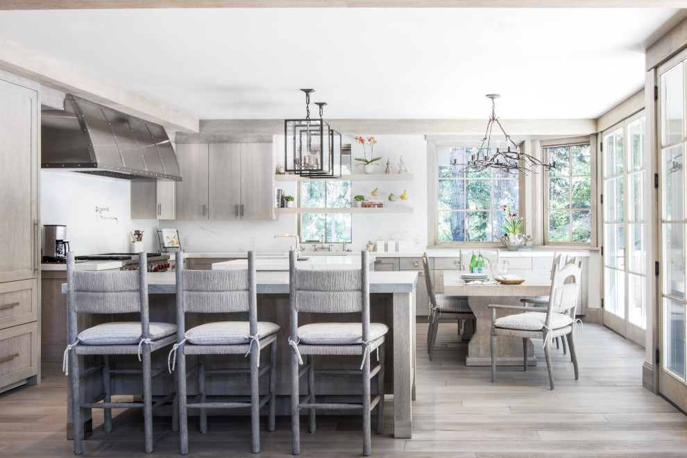 Esempio di una cucina contemporanea con ante in stile shaker, ante grigie, elettrodomestici in acciaio inossidabile, parquet chiaro, pavimento beige e top bianco