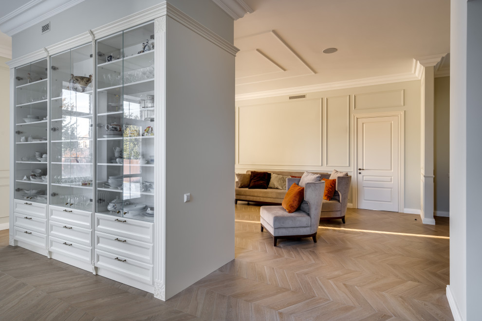 Просторная гостинная с функциональной мебелью