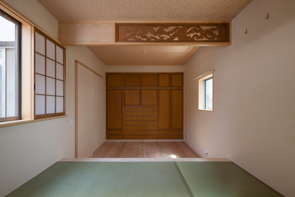 東京23区にある中くらいな和モダンなおしゃれな主寝室 (淡色無垢フローリング、クロスの天井、壁紙、和モダンな壁紙)