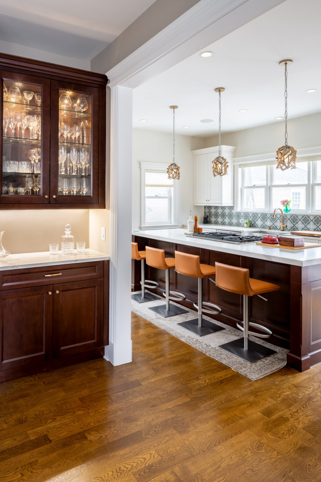 Example of a transitional home design design in Newark