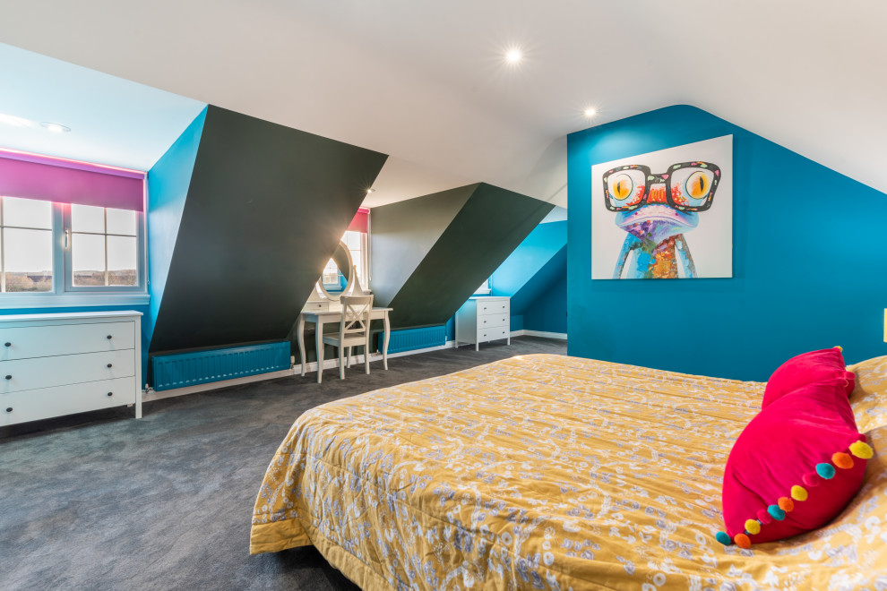 На фото: хозяйская спальня среднего размера на мансарде в современном стиле с синими стенами, ковровым покрытием и серым полом с