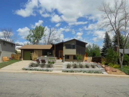 This is an example of a mid-sized contemporary front yard full sun xeriscape in Denver.