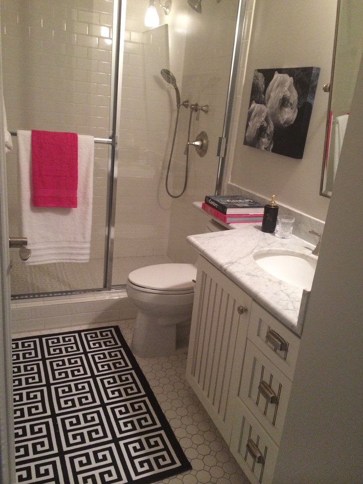 Modelo de cuarto de baño moderno de tamaño medio con ducha doble, paredes blancas, suelo con mosaicos de baldosas y aseo y ducha