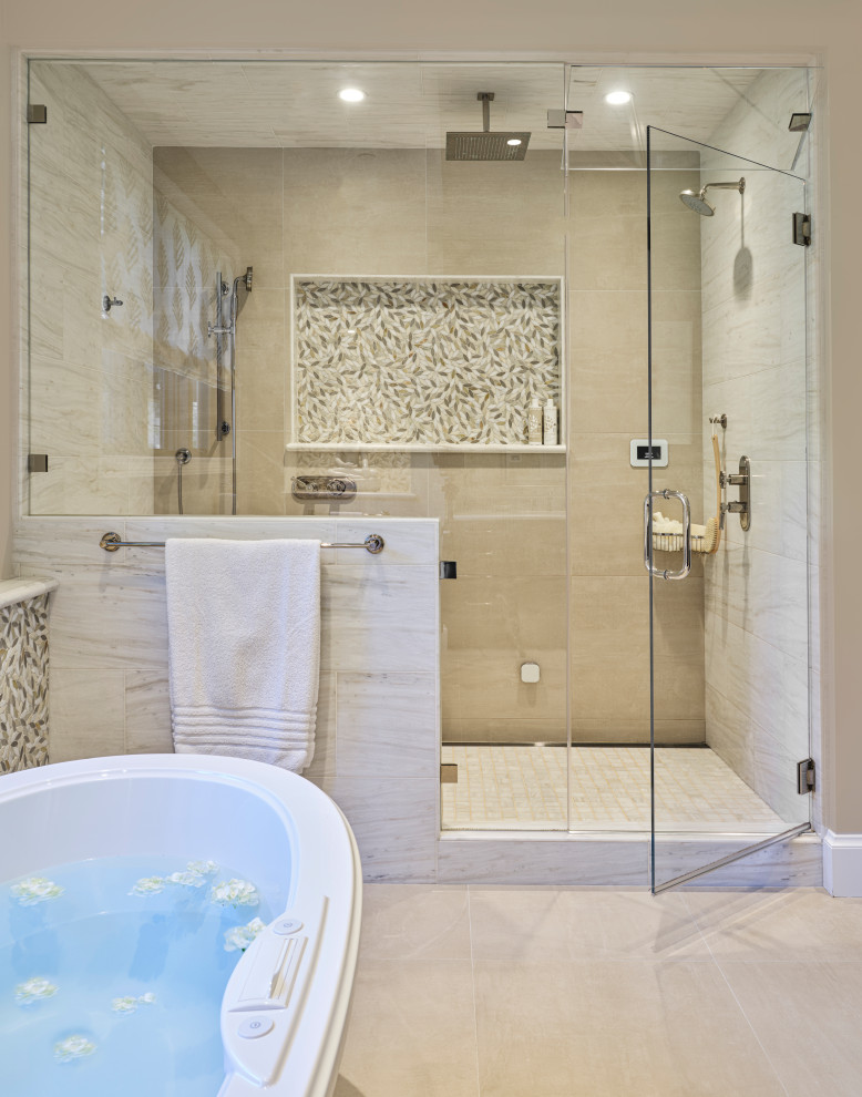 Exemple d'une salle de bain principale nature de taille moyenne avec une baignoire indépendante, un espace douche bain, un carrelage beige, mosaïque, un mur beige, un sol en carrelage de porcelaine, un sol beige, une cabine de douche à porte battante et une niche.