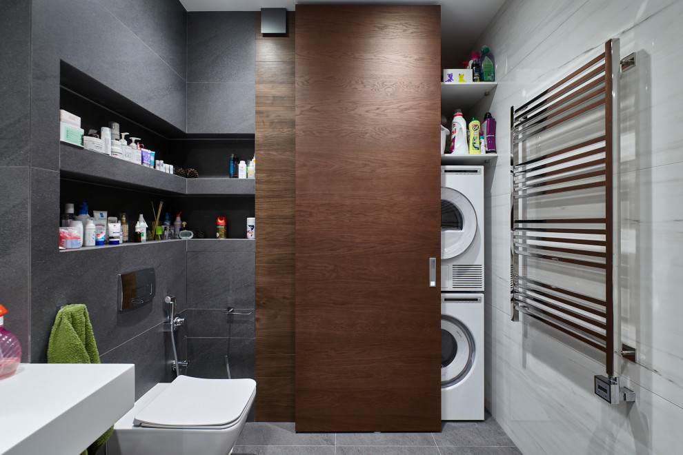 This is an example of a small contemporary bathroom in Moscow.