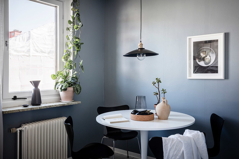 Photo of a small scandinavian dining room in Gothenburg with blue walls.