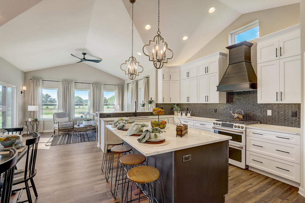 Transitional kitchen photo in Milwaukee