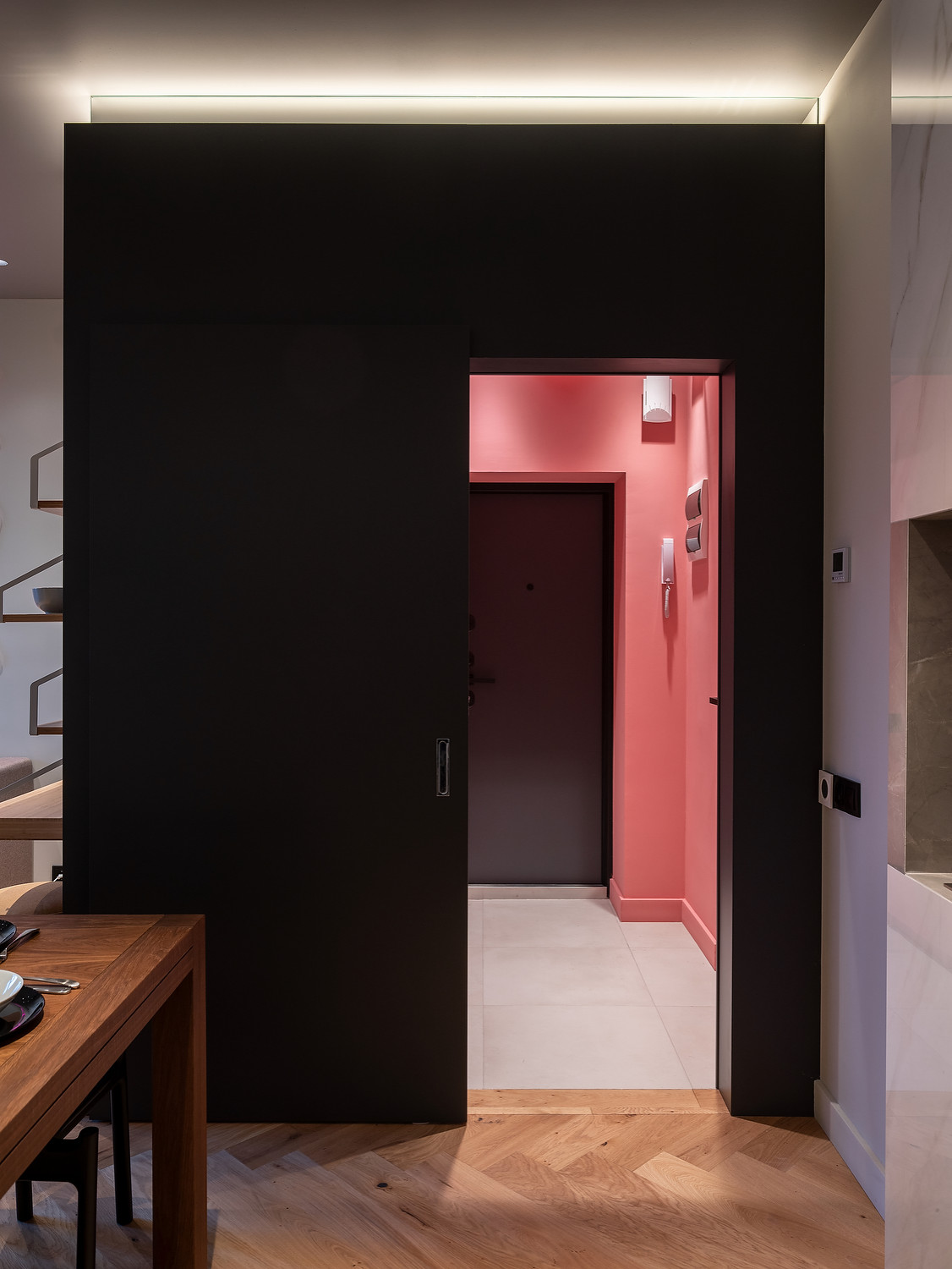 Встроенная вытяжка Konigin Flatbox Black 60 в ТВ проекте.