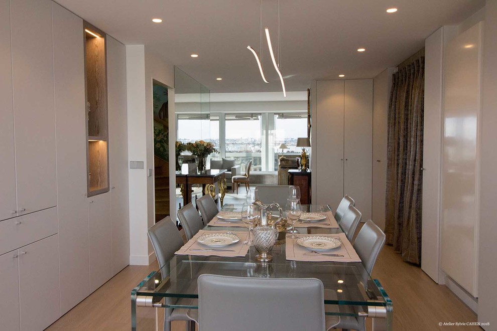Exemple d'une très grande salle à manger ouverte sur le salon tendance avec un mur blanc, aucune cheminée, un sol blanc et un sol en marbre.