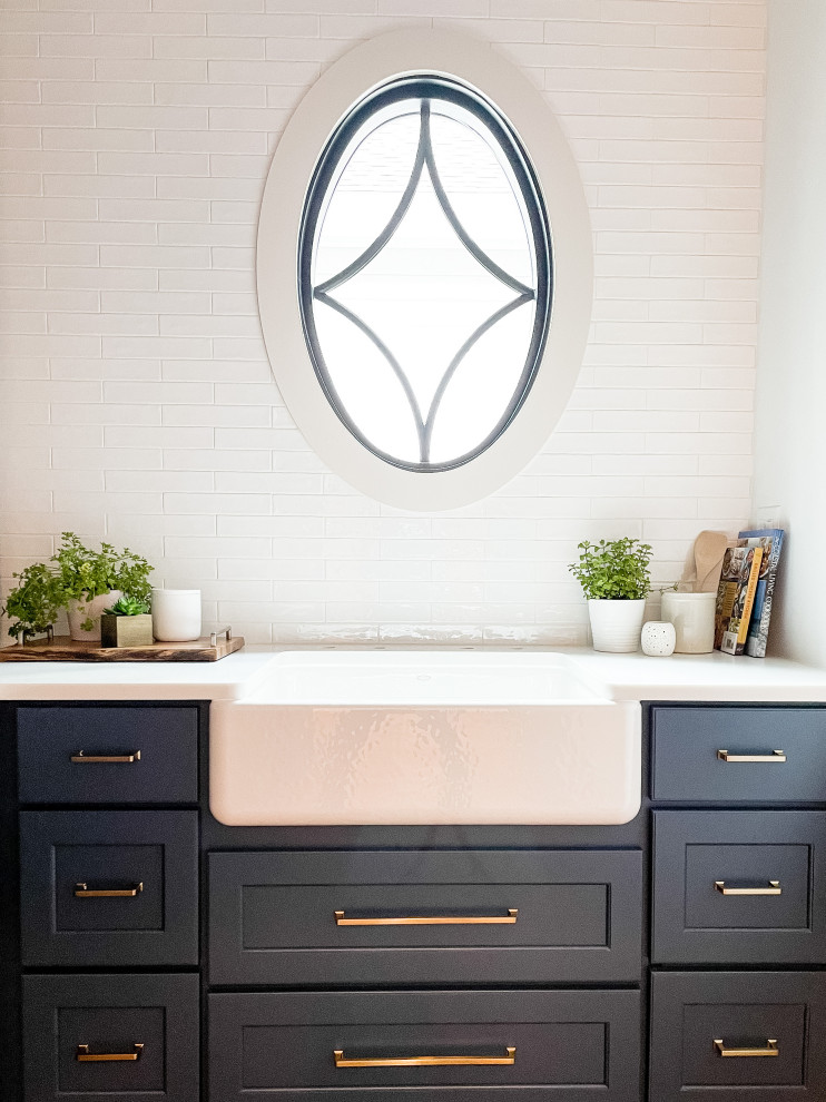 Kitchen - transitional kitchen idea in Atlanta
