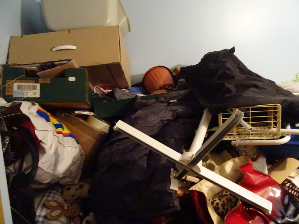 small bedroom decluttering
