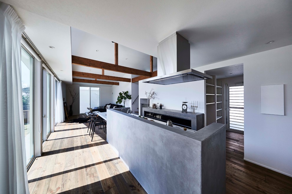 Industrial single-wall open plan kitchen in Nagoya with medium hardwood floors, with island and brown floor.