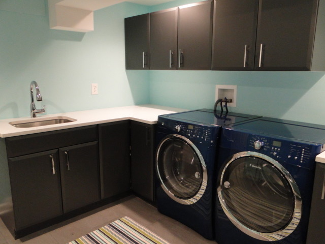 This is an example of a contemporary laundry room in Charleston.