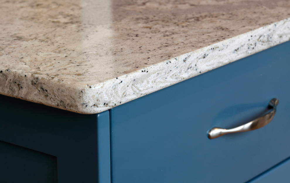 Example of a mid-sized transitional l-shaped medium tone wood floor eat-in kitchen design with an undermount sink, shaker cabinets, white cabinets, quartz countertops, green backsplash, subway tile backsplash, stainless steel appliances and an island