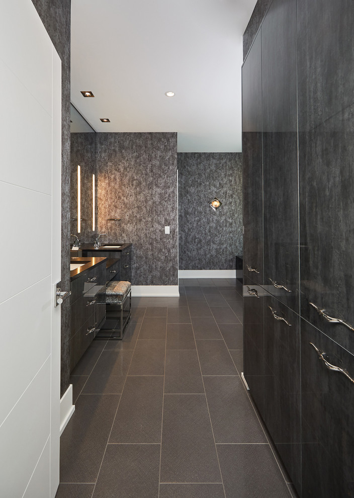 Inspiration för stora moderna svart en-suite badrum, med släta luckor, svarta skåp, ett hörnbadkar, en dusch i en alkov, svart kakel, svarta väggar, klinkergolv i keramik, ett undermonterad handfat, bänkskiva i kvarts, svart golv och dusch med gångjärnsdörr