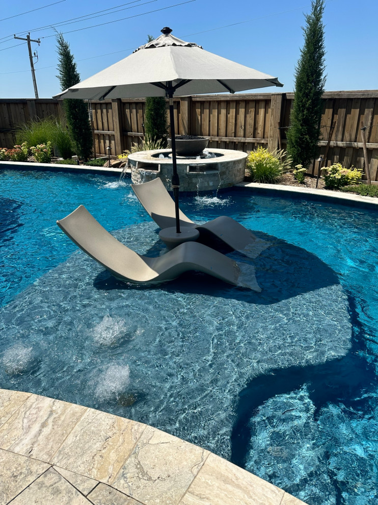 Imagen de piscina contemporánea grande a medida en patio trasero con adoquines de piedra natural