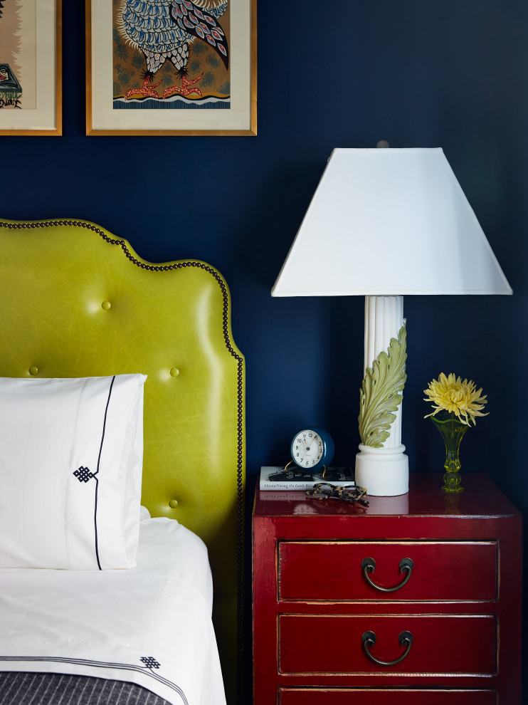 Kleines Klassisches Hauptschlafzimmer mit blauer Wandfarbe in New York