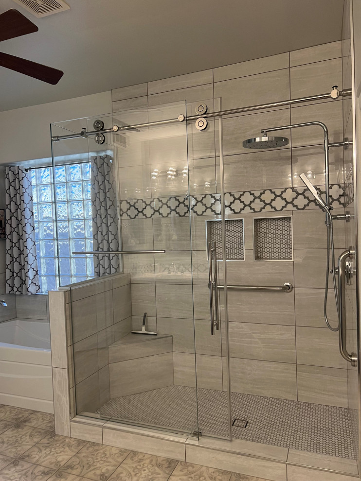 Exempel på ett stort shabby chic-inspirerat vit vitt en-suite badrum, med grå skåp, ett badkar i en alkov, en hörndusch, porslinskakel, ett undermonterad handfat, bänkskiva i kvarts och dusch med skjutdörr