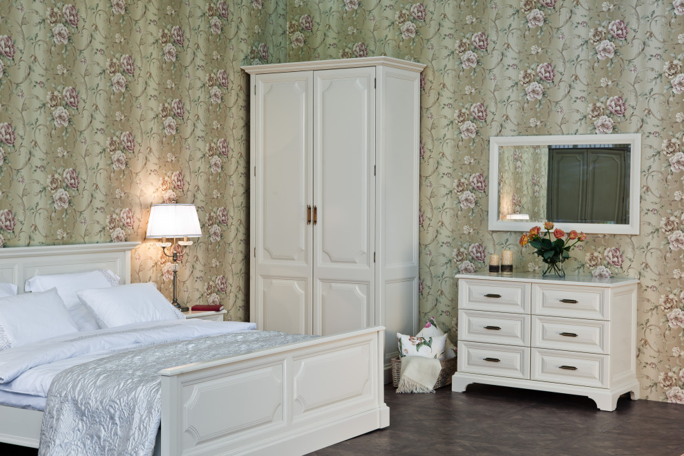 На фото: хозяйская спальня среднего размера, в белых тонах с отделкой деревом в стиле неоклассика (современная классика) с разноцветными стенами, темным паркетным полом, коричневым полом и обоями на стенах с
