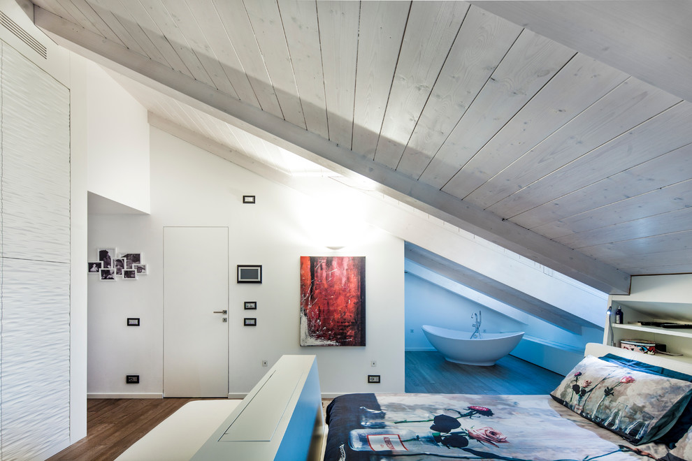 This is an example of a contemporary bedroom in Turin.