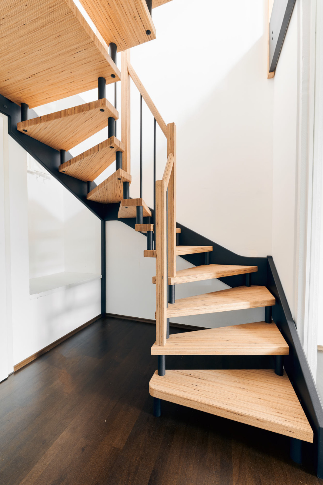 Лестница в квартире (BauBuche и элементы с эффектом необработанной стали)