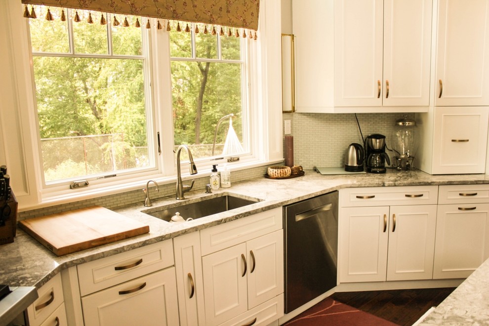 Kitchen - transitional kitchen idea in New York