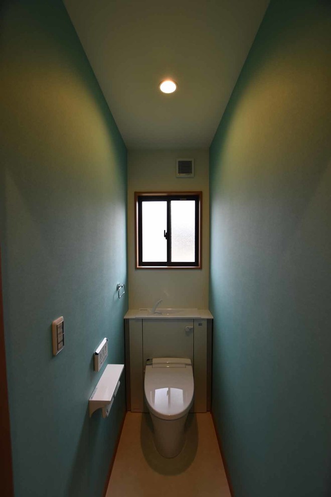 福岡にあるアジアンスタイルのおしゃれなトイレ・洗面所 (濃色無垢フローリング) の写真