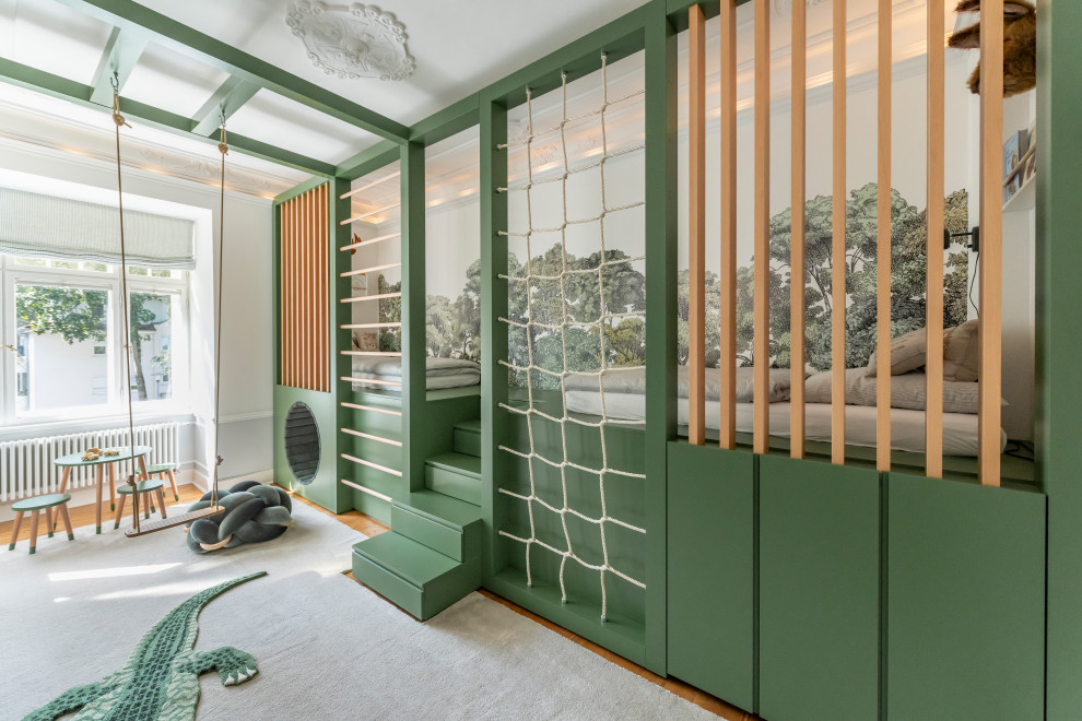 Inspiration för mellanstora klassiska pojkrum kombinerat med lekrum och för 4-10-åringar, med gröna väggar, heltäckningsmatta och grått golv