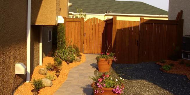 Inspiration for a mid-sized rustic backyard landscaping.
