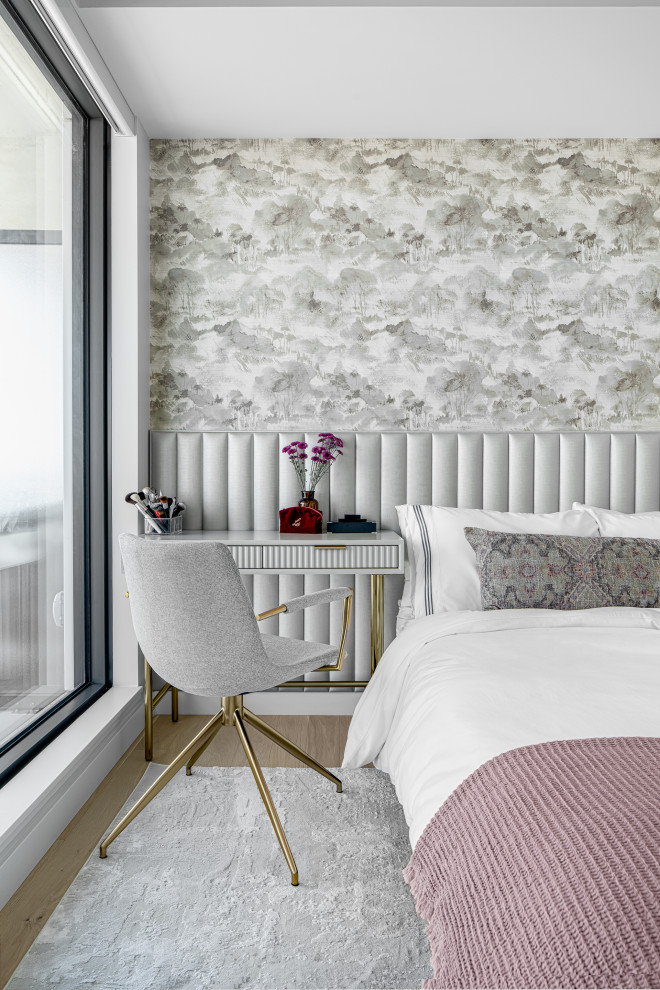 Foto di una camera matrimoniale design di medie dimensioni con pareti multicolore, parquet chiaro e pavimento beige