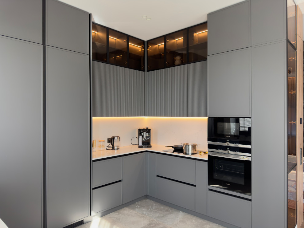 Кухня с кладовой в загородном доме