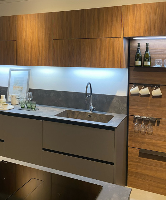 Dimora R modern-home-bar