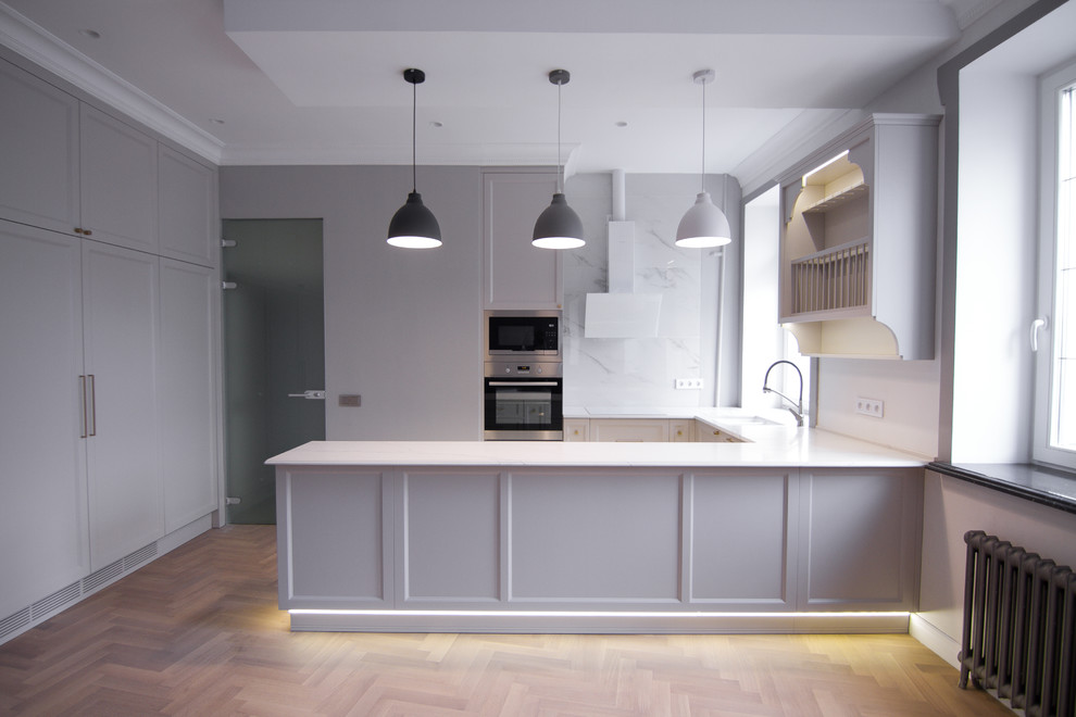 П-образная кухня с барной стойкой в сером цвете