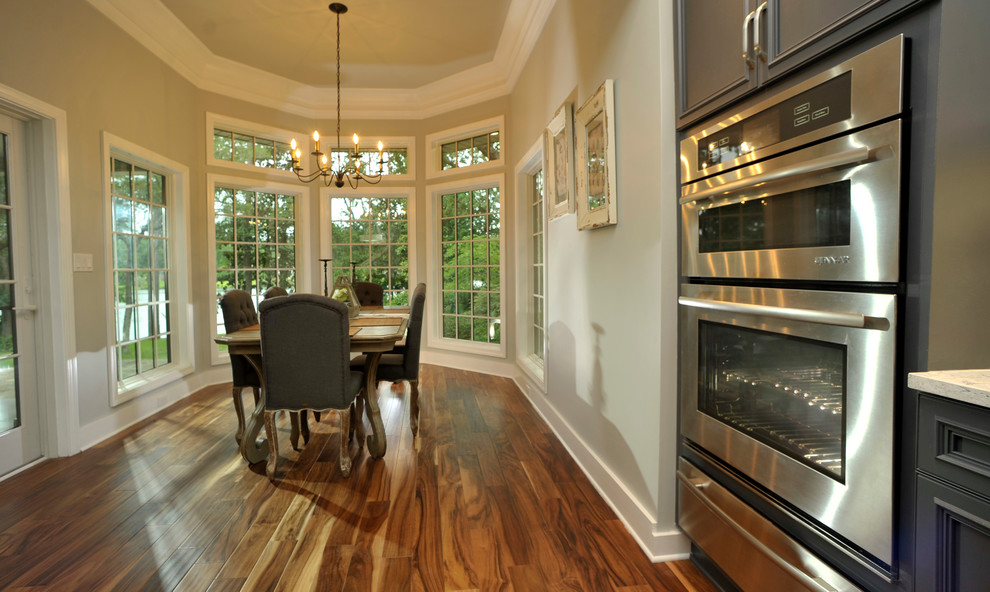 Kitchen - transitional kitchen idea in Miami