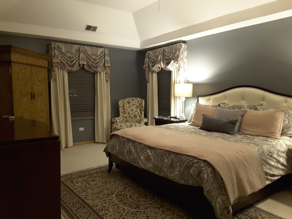 Example of a transitional home design design in Chicago