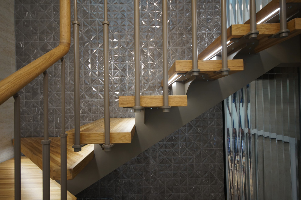 Лестница в двухуровневую квартиру на Пушкина