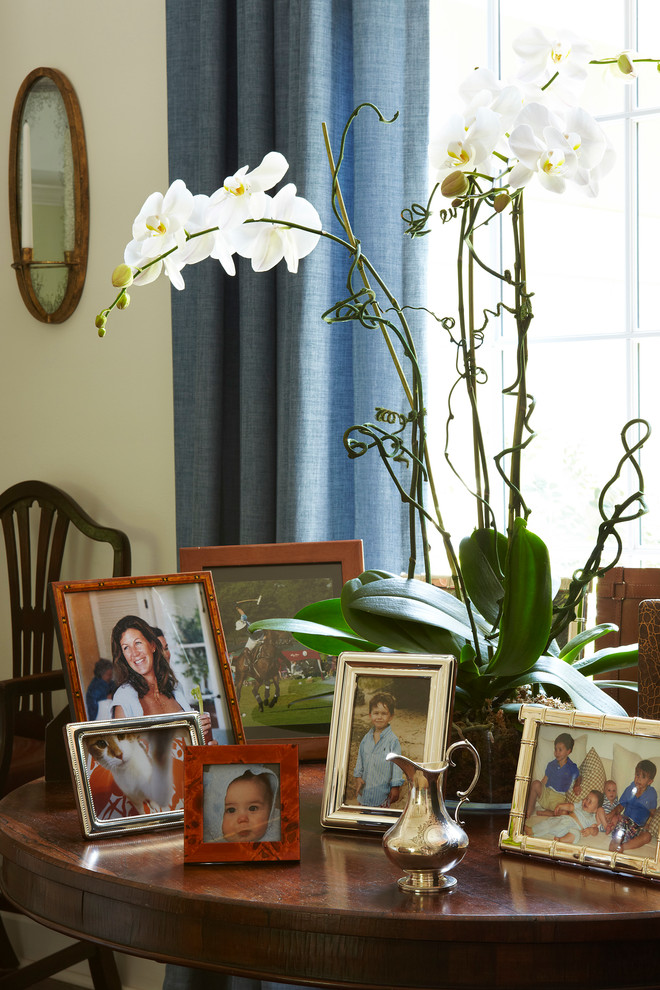 Transitional entryway photo in Miami