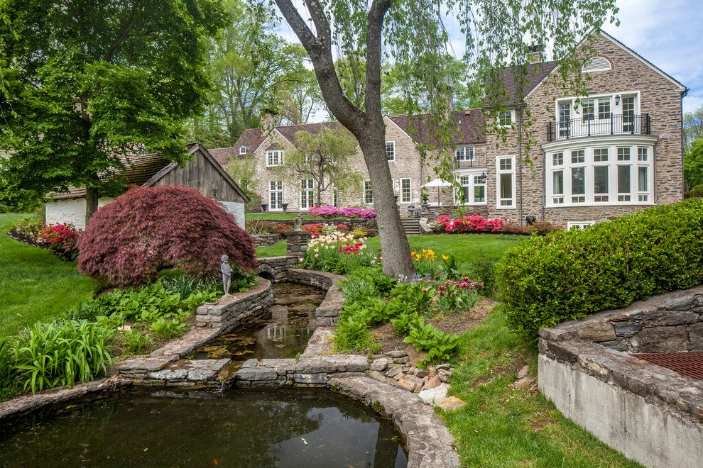 Inspiration for a traditional shaded garden in Philadelphia with a water feature.