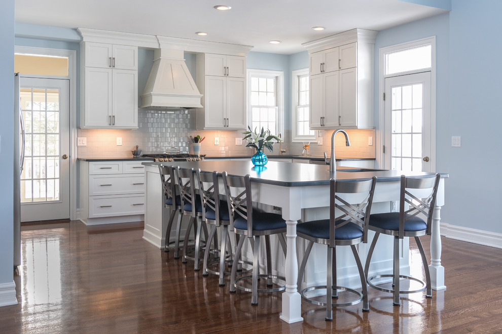 Eat-in kitchen - large transitional u-shaped medium tone wood floor and brown floor eat-in kitchen idea with an undermount sink, shaker cabinets, white cabinets, quartz countertops, white backsplash, ceramic backsplash, stainless steel appliances, an island and blue countertops