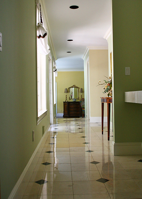 Example of a transitional hallway design in New York