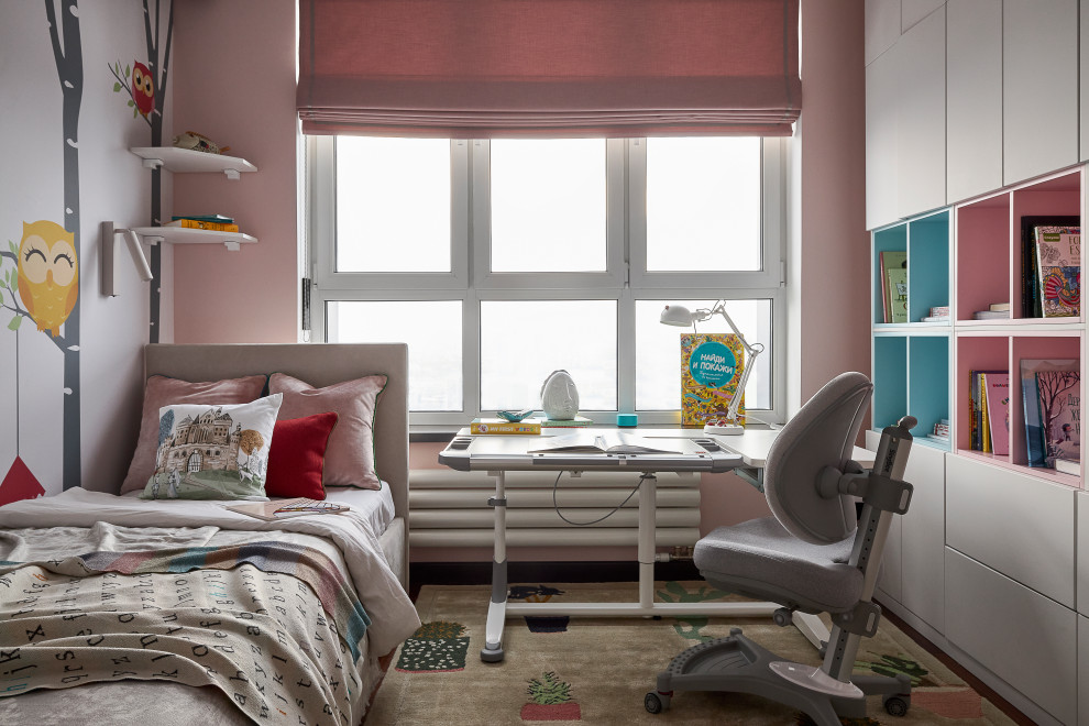 Источник вдохновения для домашнего уюта: детская в современном стиле с рабочим местом, розовыми стенами и обоями на стенах для девочки