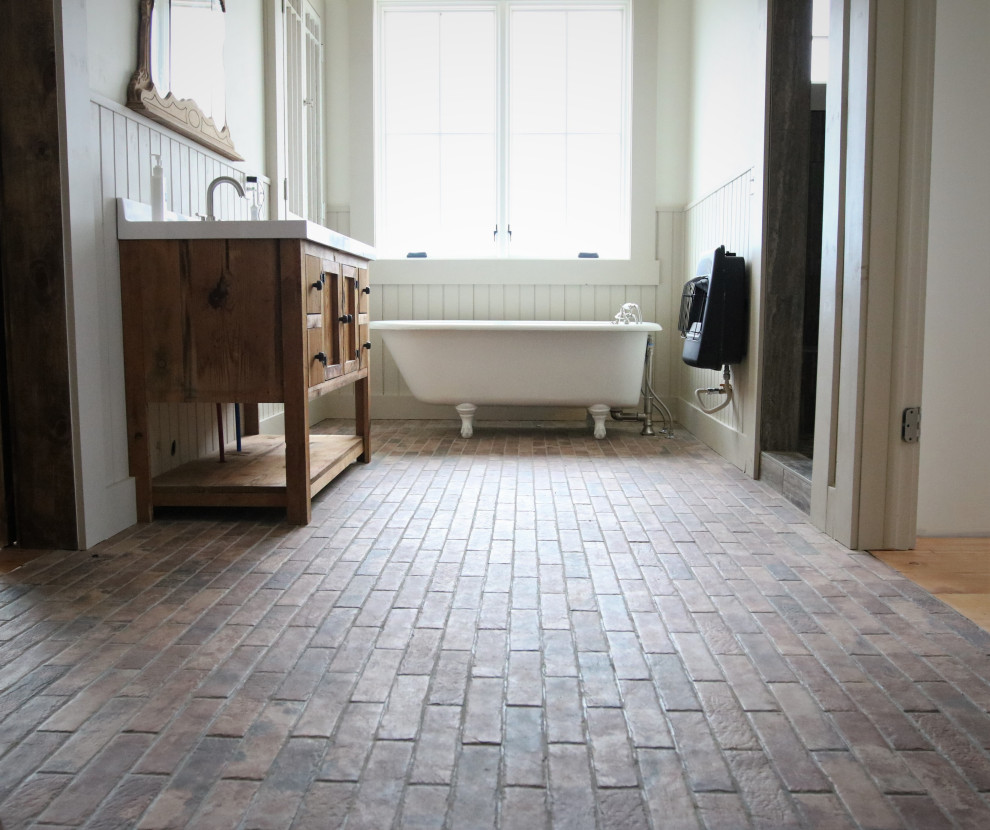 Exemple d'une grande salle de bain principale nature en bois brun avec une baignoire sur pieds, un sol en carrelage de porcelaine, un sol multicolore et meuble simple vasque.