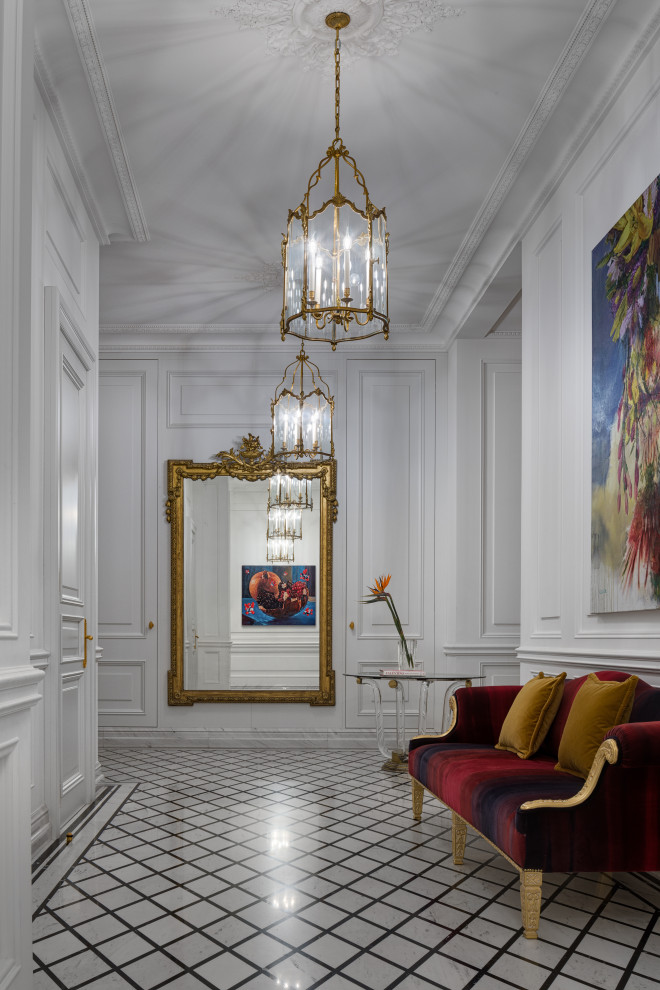 Стильный дизайн: большой коридор: освещение в классическом стиле с белыми стенами, мраморным полом, белым полом, кессонным потолком и панелями на части стены - последний тренд