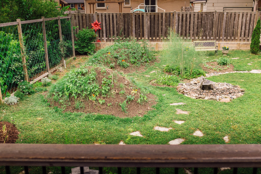 Inspiration for a mid-sized transitional full sun backyard stone driveway in Toronto for summer.